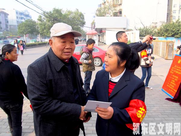 答朝荣给社区居民讲解百题百问